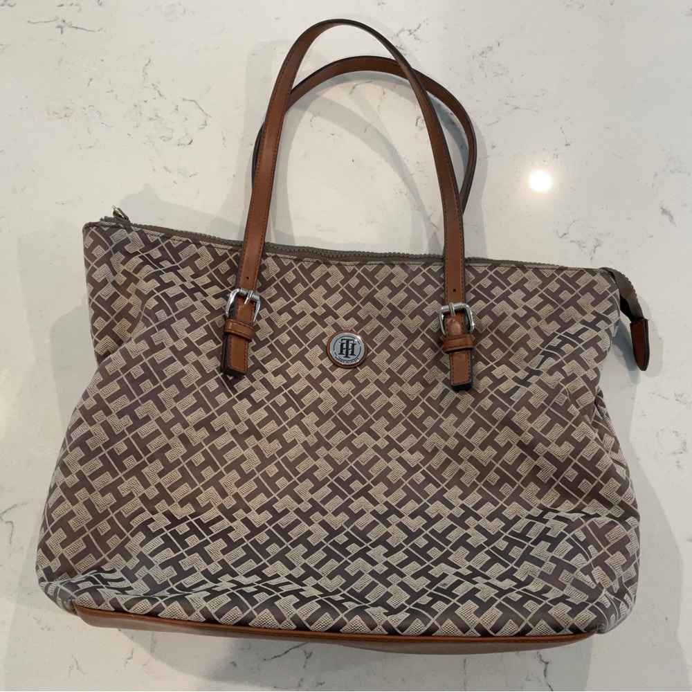 Tommy Hilfiger Purse in great condition. Measures 11” by 15” and pockets inside.